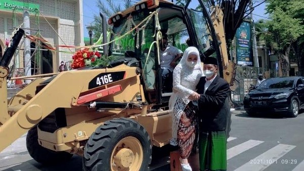 Unik Banget! Manten Bojonegoro Ini Keliling Alun-alaun Pakai Alat Berat