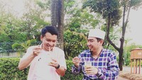 Selain beraama istrinya ia juga sering kulineran bersama rekan-rekannya. Seperti saat berasama seleb TikTok Reza sambil menikmati minuman bersama. Foto: Instagram @ustad_solmed