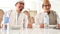 Ustaz Solmed juga dikenal memiliki banyak teman dekat. Bahkan ia sering kulineran bareng Menparekraf Sandiaga Uno seperti yang terlihat pada foto ini.  Foto: Instagram @ustad_solmed