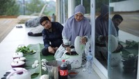 Mengenal sosoknya, Ustaz Solmed dikenal sebagqi ustaz gaul. Ustaz Solmed juga sering kulineran seru bersama sang istri, salah satunya sambil liwetan ala Sunda. Foto: Instagram @ustad_solmed