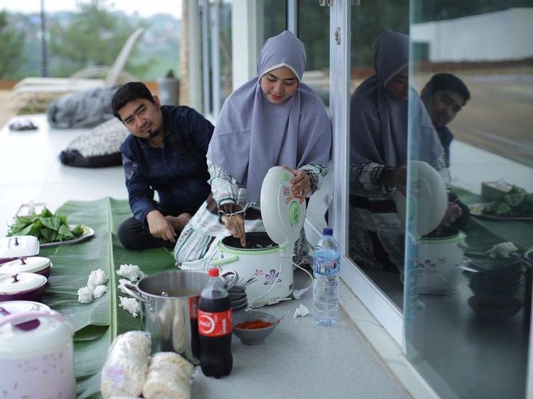 Begini Gaya Gaul Ustaz Solmed saat Liwetan dan Makan Seafood
