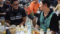 Bukan hanya itu, Ustaz Solmed dan Sandiaga Uno juga punya hobi olahraga yang sama yakni bersepeda. Setelah bersepeda keduanya makan bersama di warung kaki lima. Foto: Instagram @ustad_solmed