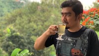 Untuk kesehatan tubuhnya, Ustaz Solmed menikmati weddang jahe. Menurutnya wedang jahe ini bisa menghangatkan tubuhnya. Foto: Instagram @ustad_solmed