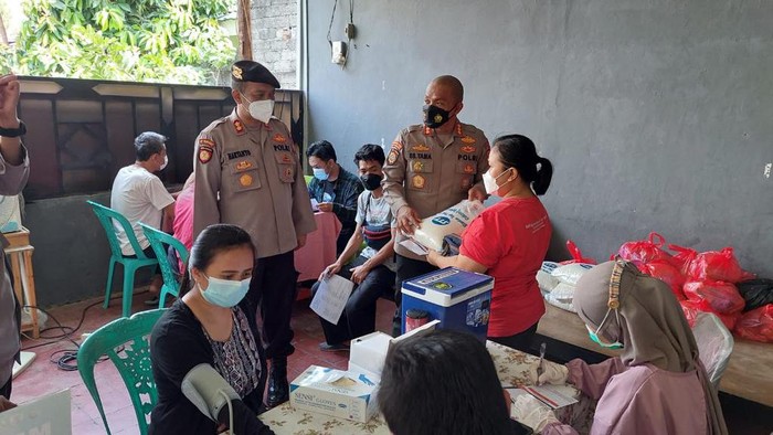 Vaksinasi di wilayah aglomerasi Pondok Gede, Bekasi (Dok.Direktorat Pam Obvit Polda Metro)