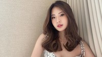 Single tersebut antara lain Hujan Menjadi Cerah dan Masih Kutunggu. (Foto: dok. Instagram @valeriepola)  