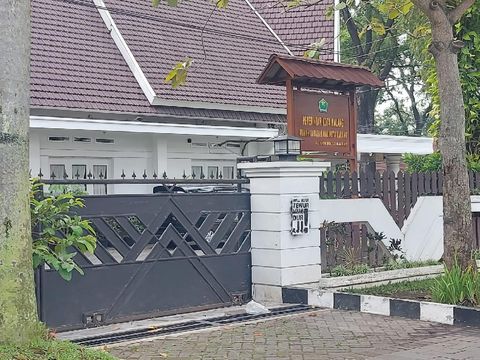 Ada aksi vandalisme yang seolah ditujukan kepada Wali Kota Malang, Sutiaji. Vandalisme itu berupa tulisan 'Wali Kota Tewur Mundur Ji'