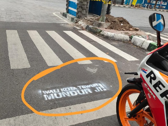 Ada aksi vandalisme yang seolah ditujukan kepada Wali Kota Malang, Sutiaji. Vandalisme itu berupa tulisan Wali Kota Tewur Mundur Ji