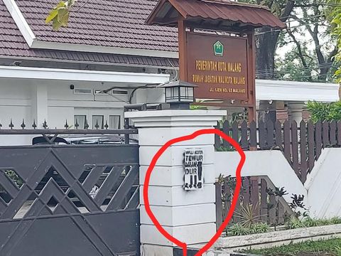 Ada aksi vandalisme yang seolah ditujukan kepada Wali Kota Malang, Sutiaji. Salah satunya terjadi di rumah dinas wali kota.