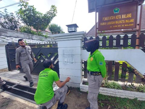 Ada aksi vandalisme yang seolah ditujukan kepada Wali Kota Malang, Sutiaji. Vandalisme itu berupa tulisan 'Wali Kota Tewur Mundur Ji'