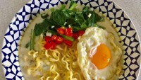 Kreasi mie instan enak selanjutnya adalah dengan tambahan susu sapi segar. Selain membuat rasanya lebih gurih creamy, penambahan susu membuat mie instan ini lebih bernutrisi. Paling enak diolah bersama mie instan rasa kari atau soto. Ini dia resep milky mie instan.