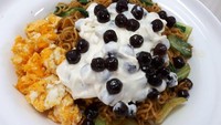 Mau yang super nyeleneh? Kamu bisa bikin mie instan goreng dengan topping boba. Bola-bola mutiara nan kenyal ini dipadukan dengan saus keju. Rasanya kenyal gurih. Ini dia resep mie instan goreng boba kekinian. 