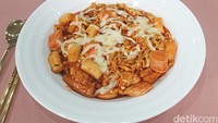 Resep mie instan ini terinspirasi dari idol Korea, Mark Tuan. Ia menyukai ramyeon dengan tambahan tteokbokki, sosis, dan keju mozarella yang mulur dan gurih. Rasanya dijamin nikmat dengan paduan gurih dan pedas. Begini cara membuatnya. 