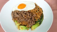 Kreasi mie instan ini tergolong mewah karena ditambahkan daging sukiyaki yang lembut, manis, dan gurih. Untuk mie-nya sendiri memakai dua jenis mie instan Korea. Langsung aja yuk bikin dengan resep ini. 