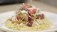 Satu lagi resep mie instan yang bisa kamu contek. Kali ini diberi paduan ikan sarden yang kaya protein. Supaya makin enak ditambahkan bumbu bawang bombai, cabai, tomat, hingga oregano. Begini resep Indomie sarden. Foto: YouTube Yongki Gunawan 