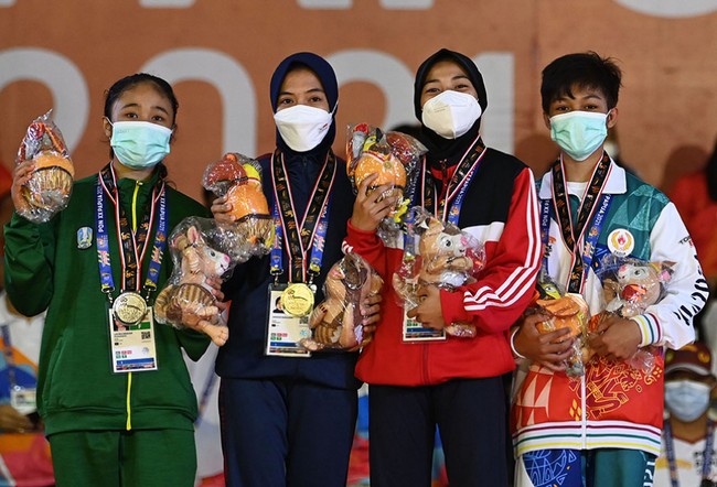 Atlet berhijab peraih medali emas PON Papua 2021 berikutnya adalah Anggun Nurajijah. Anak penjual tahu keliling itu punya kisah inspiratif perjuangannya meraih prestasi dan membanggakan orangtua. Anggun adalah atlet putri di cabang Judo, yang sudah berhasil menjadi salah satu penyumbang medali emas buat kontingen Jawa Barat. Foto: dok. Anggun Nurajijah.