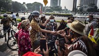 Anies juga menyapa para pesepeda di kawasan Bundaran HI.