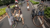Komunitas Onthel Batavia juga turut memperingati Hari batik Nasional. Mereka gowes bersama dengan mengenakan batik di kawasan Bundaran HI.