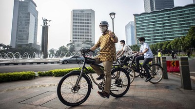 Berbatik, Anies Gowes di Kawasan Bundaran HI