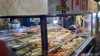 Kamu bahkan juga bisa menikmati camilan kaki lima khas Korea Selatan. Bagi penikmat K-Pop maupun drama Korea Selatan dan penasaran untuk mencicip jajanan yang dinikmati aktris dan aktor Korea Selatan kamu bisa saja datang ke sini dan merasakan sensasi yang mirip. Foto: detikcom/Diah Afrilian