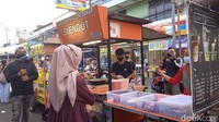 Mulai dari sate gurita hingga twigim atau sate-satean khas Korea Selatan bisa kamu nikmati dengan bumbu yang khas yang juga disesuaikan agar rasanya semakin mirip dengan rasa jajanan otentik di Korea Selatan. Foto: detikcom/Diah Afrilian