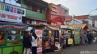 Beberapa kedai makanan di sini ada yang sudah buka mulai pukul 14.00 WIB, tetapi sebagian besar kedai cenderung beroperasi lebih sore. Wisata Kuliner Pasar Lama Tangerang ini juga lebih dikenal sebagai wisata kuliner malam yang banyak didatangi oleh anak-anak muda yang hobi jajan. Foto: detikcom/Diah Afrilian