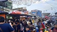 Sejak pandemi Covid-19 kawasan kuliner Pasar Lama Tangerang hanya akan beroperasi hingga pukul 20.00 WIB. Sementara itu para pedagang akan diberi waktu hingga pukul 21.00 WIB untuk membereskan tempat dagangannya dan mengosongkan Jalan Kisamaun. Foto: detikcom/Diah Afrilian