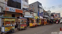 Berlokasi di sepanjang Jalan Kisamaun, kamu akan menemukan penjual makanan dan minuman yang berdekatan bahkan hampir berhimpitan saking padatnya. Di sini kamu bisa menikmati wisata kuliner dengan berjalan kaki santai dan area parkir yang sudah disediakan serta diatur dengan sedemikian rupa. Foto: detikcom/Diah Afriliam