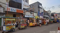 Akhir-akhir ini banyak sekali destinasi wisata kuliner yang tengah viral atau populer di media sosial. Salah satunya adalah Pasar Lama Tangerang yang namanya sudah legendaris sejak puluhan tahun yang lalu. Foto: detikcom/Diah Afrilian