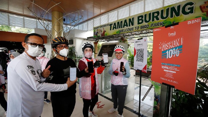 BNI Dorong Transaksi QRIS di Objek Wisata Taman Mini Indonesia Indah BNI turut mendukung percepatan pemulihan perekonomian nasional dan pariwisata, serta memberikan kemudahan transaksi keuangan di tengah pandemi COVID-19. Salah satunya dengan mendorong transaksi digital melalui QR Payment BNI Mobile Banking di berbagai merchant, termasuk di daerah wisata.