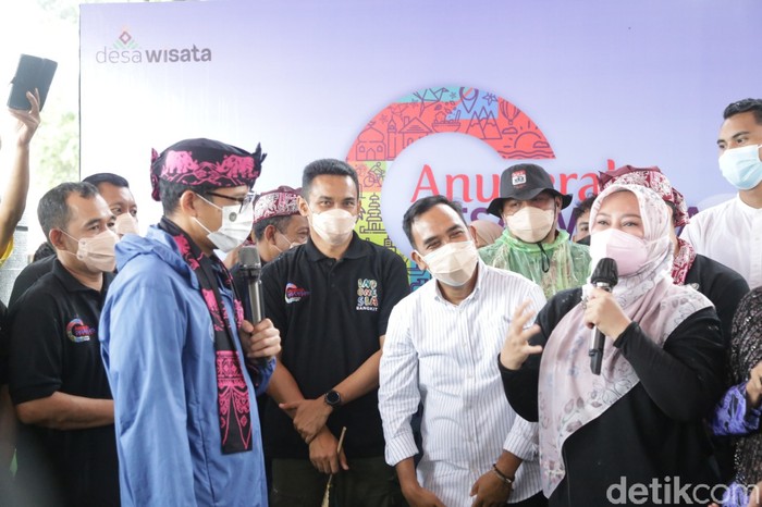 Bupati Irna Narulita (kanan) bicara soal pemulihan pariwisata pascatsunami-pandemi Corona di hadapan Menparekraf Sandiaga Uno