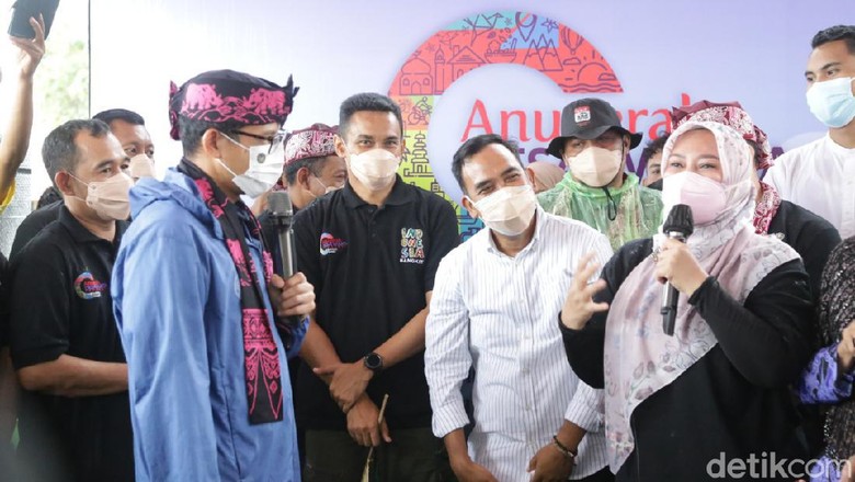 Bupati Pandeglang Irna Narulita Bupati Irna Narulita (kanan) bicara soal pemulihan pariwisata pascatsunami-pandemi Corona di hadapan Menparekraf Sandiaga Uno