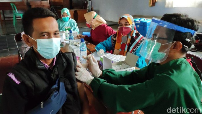 Pemkab Ciamis mendapat kiriman 33 ribu vaksin dari pemerintah pusat. Kini Ciamis gencar melakukan vaksinasi kepada warga hingga ke desa-desa.
