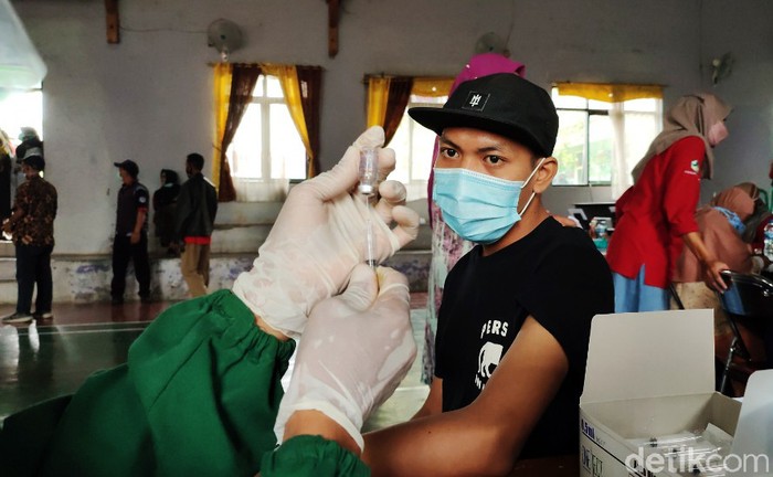 Pemkab Ciamis mendapat kiriman 33 ribu vaksin dari pemerintah pusat. Kini Ciamis gencar melakukan vaksinasi kepada warga hingga ke desa-desa.