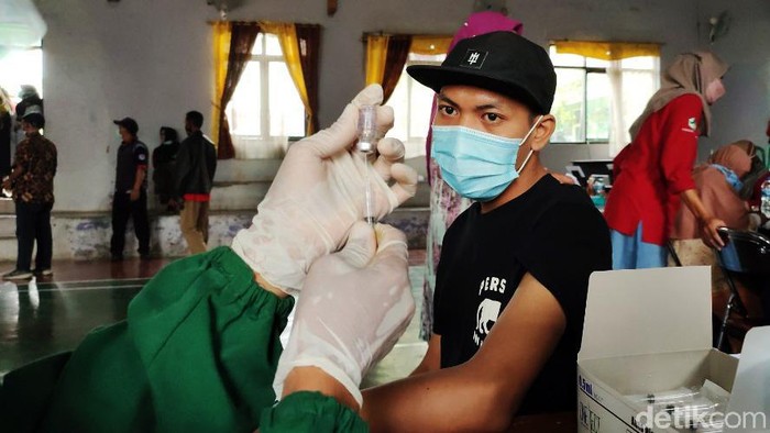 Pemkab Ciamis mendapat kiriman 33 ribu vaksin dari pemerintah pusat. Kini Ciamis gencar melakukan vaksinasi kepada warga hingga ke desa-desa.