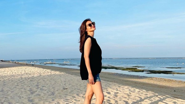 Happy! Intip Gaya Liburan Cut Tari di Pantai