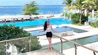 Cut Tari juga berpose dengan latar kolam renang dan pantai yang terlihat biru. Foto: dok instagram cuttaryofficial