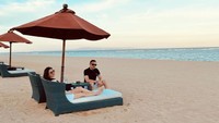 Cut Tari bersama Richard Kevin tengah menikmati liburan di pantai. Foto: dok instagram cuttaryofficial
