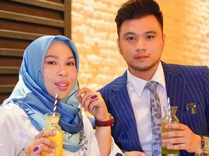 Jutawan Ini Nekat Menyelinap ke Rumah Brondongnya Dini Hari Demi Tolak Santet