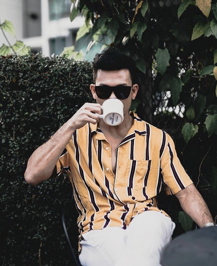 Denny Sumargo 10 Gaya Keren Denny Sumargo saat Nongkrong di Kafe