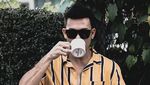 10 Gaya Keren Denny Sumargo saat Nongkrong di Kafe