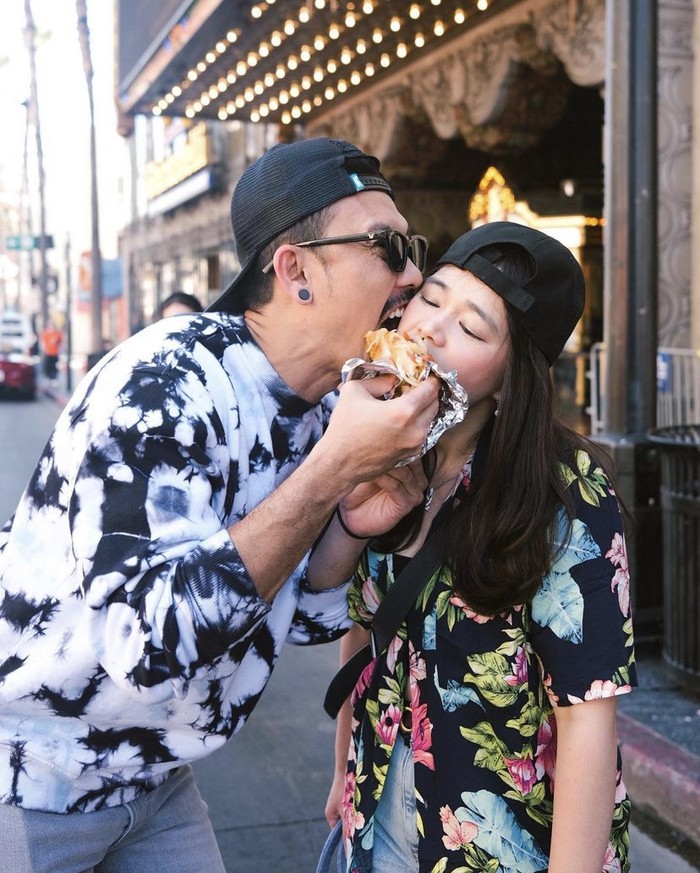 10 Gaya Keren Denny Sumargo saat Nongkrong di Kafe