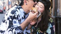 Saat ke Amerika untuk sebuah project, Denny Sumargo juga mengajak sang istrinya. Gayanya saat makan berdua istri ini bikin netizen baper. Foto: Instagram @dennysumargo