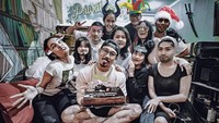 Begini momen Denny Sumargo saat bersama teman-temannya. Momen kedekatannya itu dapat terlihat di foto ini. Ia mendapat kejutan kue ulang tahun dari teman-temannya. Foto: Instagram @dennysumargo