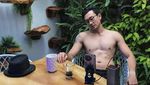 10 Gaya Keren Denny Sumargo saat Nongkrong di Kafe
