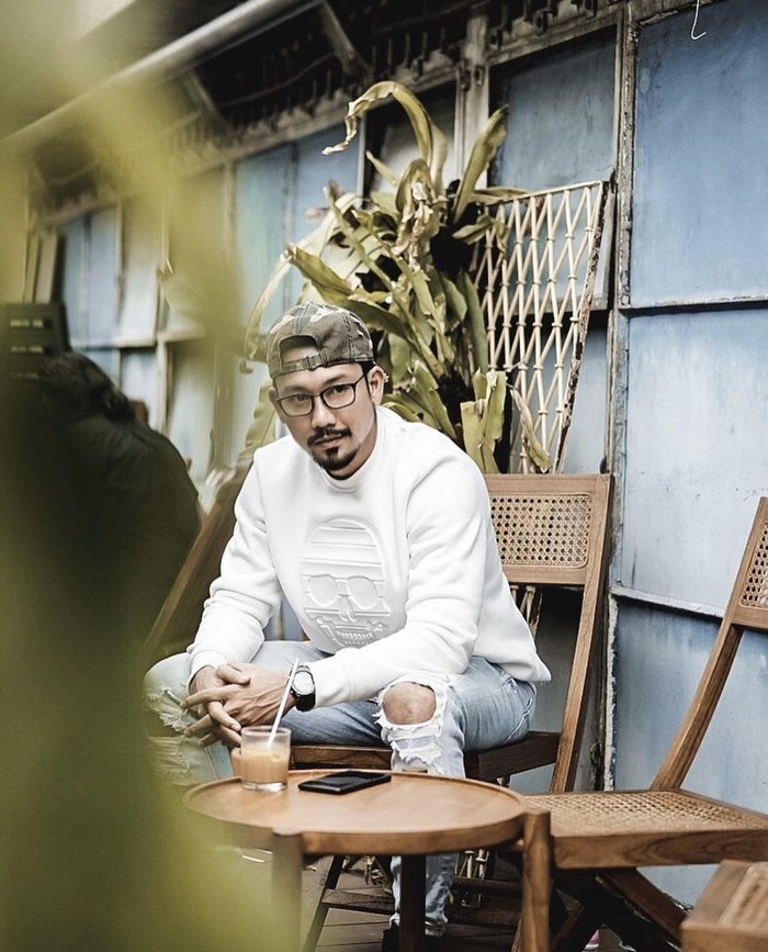 Denny Sumargo 10 Gaya Keren Denny Sumargo saat Nongkrong di Kafe