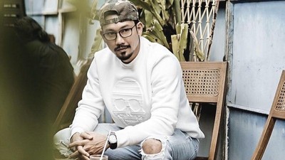 10 Gaya Keren Denny Sumargo saat Nongkrong di Kafe