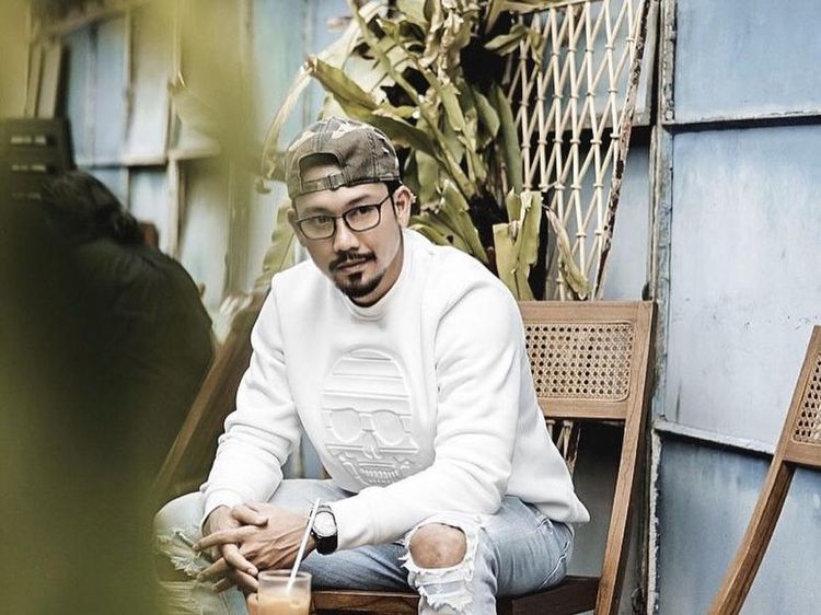 10 Gaya Keren Denny Sumargo saat Nongkrong di Kafe