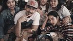 10 Gaya Keren Denny Sumargo saat Nongkrong di Kafe