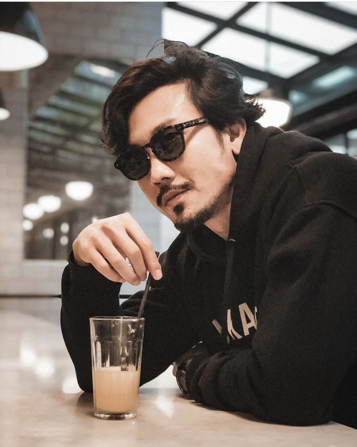 Denny Sumargo 10 Gaya Keren Denny Sumargo saat Nongkrong di Kafe