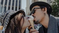 Momen kuliner Denny Sumargo semakin seru saat makan bareng sang istri. Dengan satu es krim Denny Sumargo makan berdua dengan sang istri. Foto: Instagram @dennysumargo